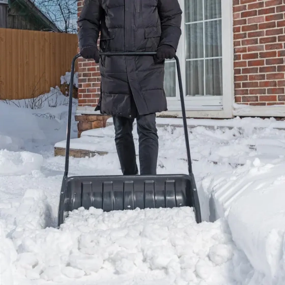 Движок для снега пластиковый 690х470х1420 мм