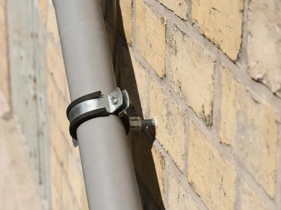 Хомут 1 1/4" со шпилькой и дюбелем для труб диаметром 40-45 мм