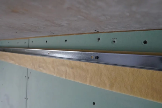 Вибродемпфирующая лента СтопЗвук V100 100 мм х 30 м