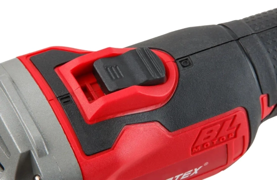 Угловая аккумуляторная шлифмашина (болгарка) Wortex CAG 1812E в кейсе.