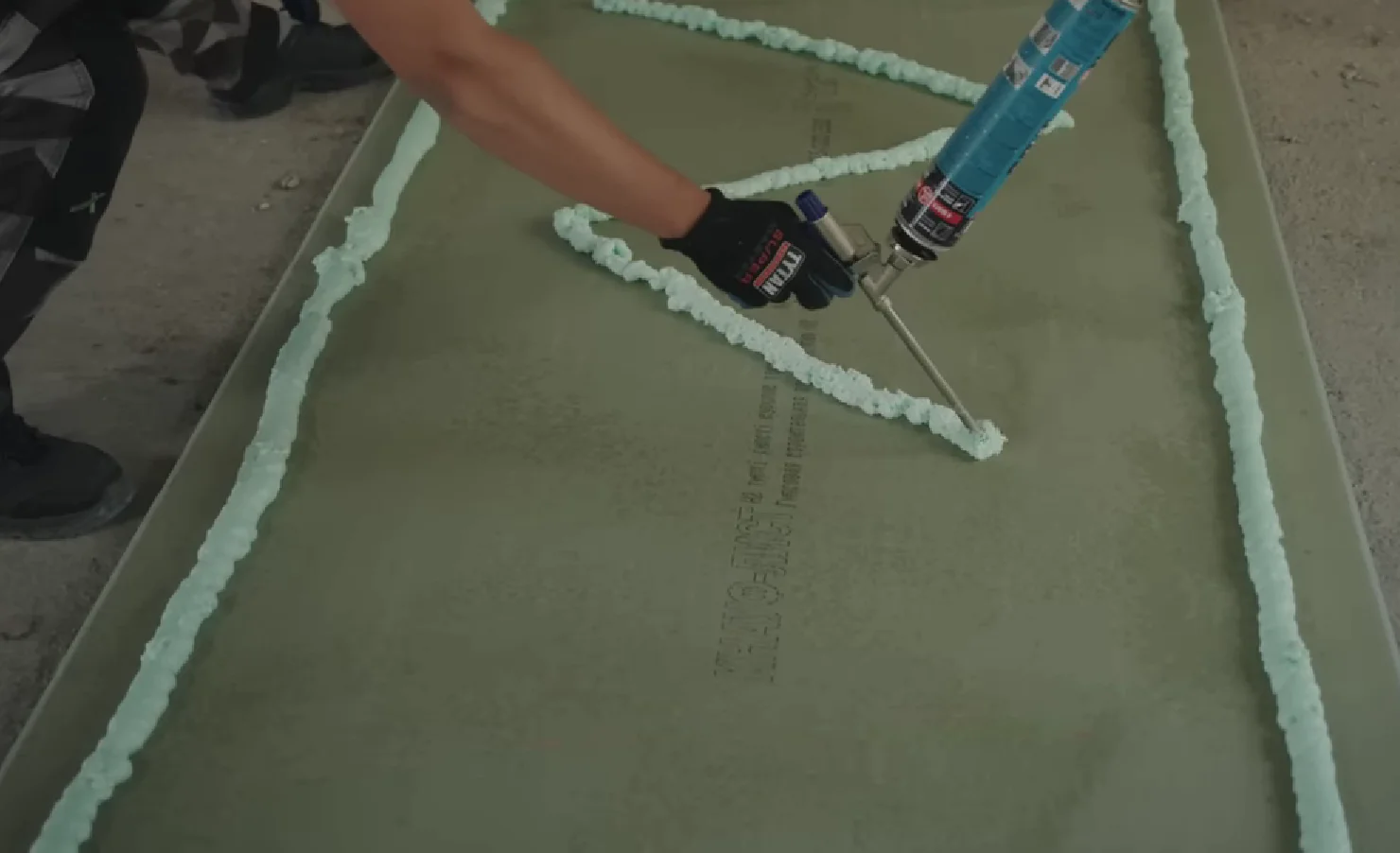 Нанесите клей на стену или лист шпателем полосами или точками